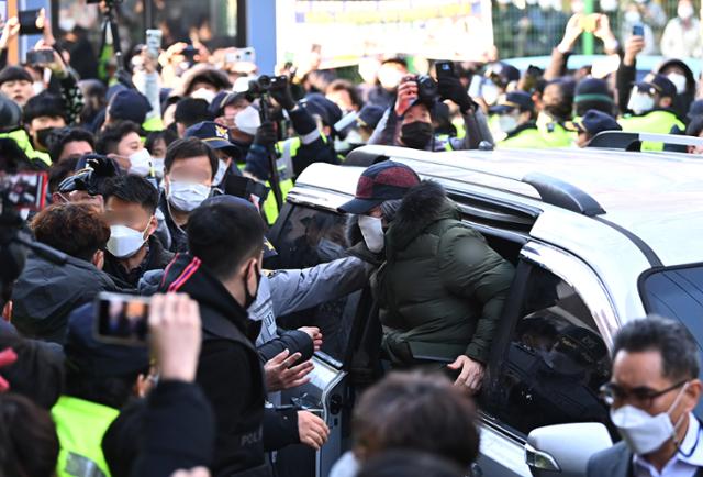 아동 성폭행 혐의로 징역 12년을 복역 후 출소한 조두순(68)이 12일 오전 경기도 안산시내 거주지로 향하고 있다. 뉴스1