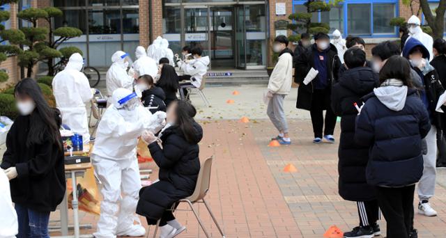 지난 10일 오후 광주 광산구 한 고등학교에서 방역당국이 학생과 교직원을 대상으로 코로나19 전수검사를 실시하고 있다. 뉴시스