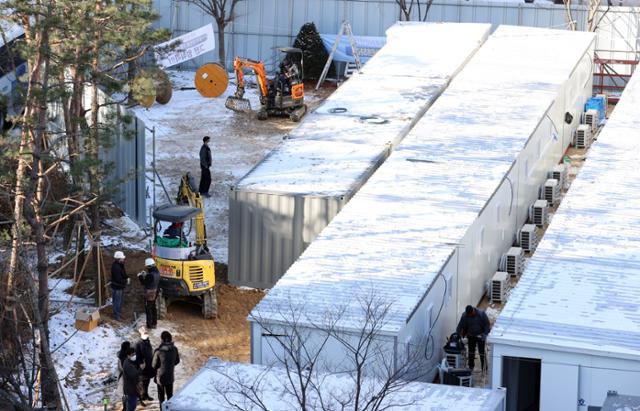 14일 서울 중랑구 서울의료원 공터에 코로나19 병상 확보를 위한 컨테이너 임시 병상이 설치되고 있다. 연합뉴스