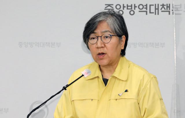 정은경 중앙방역대책본부장(질병관리청장)이 14일 오후 충북 청주시 질병관리본부에서 코로나19 국내 발생 현황 및 확진 환자 중간조사 결과 등 정례브리핑을 하고 있다. 연합뉴스.