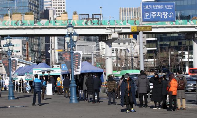 신종 코로나바이러스 감염증(코로나19) 확산에 대비해 14일 오후 서울역 광장에 마련된 임시선별진료소에서 시민들이 검사를 받기 위해 줄 지어 서 있다. 뉴시스