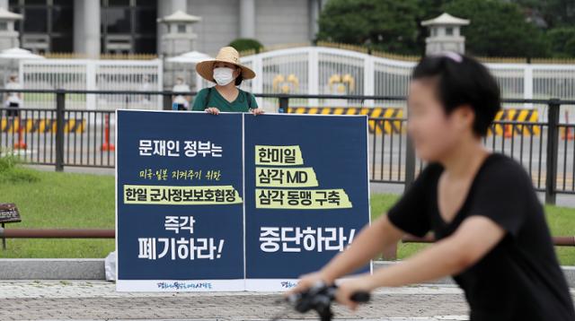 평화와통일을여는사람들(평통사) 관계자가 8월 23일 서울 종로구 청와대 분수대 앞에서 한일 군사정보보호협정 폐기와 한반도 재침탈 노리는 아베정부 규탄 1인 시위을 펼치고 있다.뉴스1