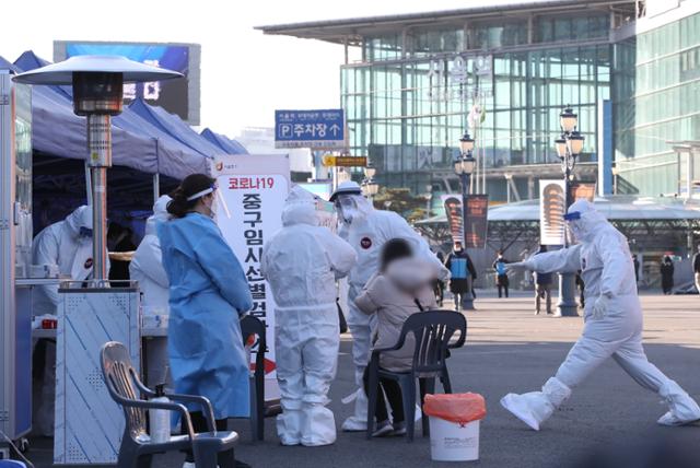 14일 오전 서울 중구 서울역 앞에 마련된 코로나19 임시 선별진료소에서 의료진들이 시민을 검사하기 위해 바쁘게 움직이고 있다. 연합뉴스