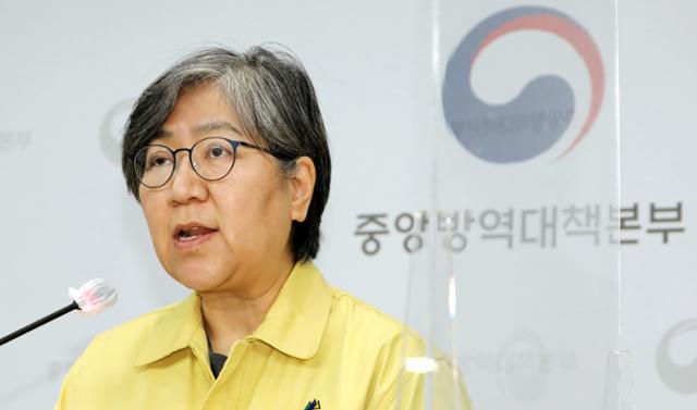 정은경 중앙방역대책본부장(질병관리청장)이 14일 오후 충북 청주시 질병관리본부에서 코로나19 국내 발생 현황 및 확진 환자 중간조사 결과 등 정례브리핑을 하고 있다. 연합뉴스