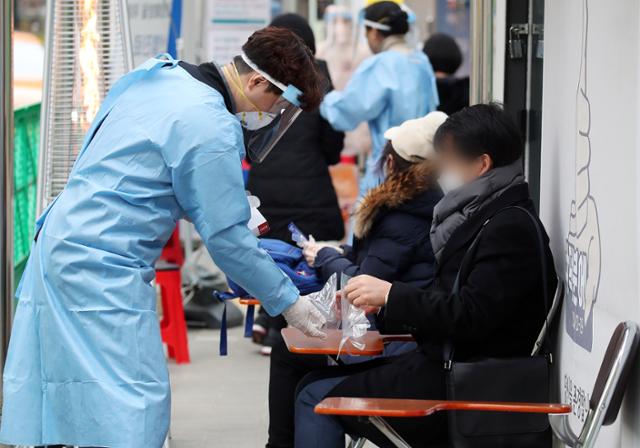 10일 오전 신종 코로나바이러스 감염증(코로나19) 선별진료소를 찾은 시민들이 검사접수 및 역학조사 전 장갑을 착용하고 있다. 뉴스1