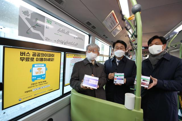 최기영 과학기술정보통신부 장관이 14일 오전 서울 영등포구 여의도버스환승센터에서 열린 버스 와이파이 전국 구축 성과보고회 에 참석해 버스 안에서 와이파이를 체험하고 있다. 왼쪽부터 최기영 과학기술정보통신부 장관, 조정식 국회의원, 조승래 국회의원. 과학기술정보통신부 제공