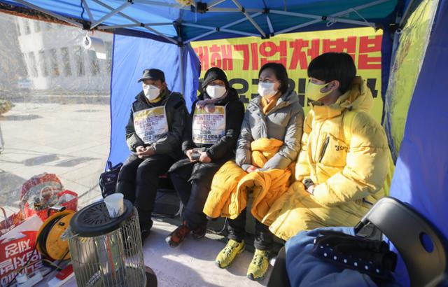 14일 국회 본청 앞에 설치된 중대재해기업처벌법 제정 촉구 단식농성장에서 고 이한빛 PD 부친 이용관(왼쪽 부터)씨, 고 김용균씨 모친 김미숙 김용균재단 이사장, 강은미 정의당 원내대표, 류호정 의원이 대화를 나누고 있다. 연합뉴스