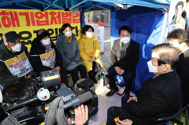 박병석(오른쪽) 국회의장이 14일 국회 본청 앞에서 중대재해기업처벌법 제정을 촉구하며 단식 농성 중인 정의당 강은미 원내대표, 고 김용균씨 모친 김미숙 김용균재단 이사장, 고 이한빛 PD 부친 이용관씨를 찾아 대화하고 있다. 연합뉴스