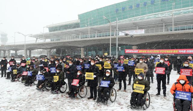 전남 체육단체장 100여명이 14일 무안공항에서 광주 민간공항을 무안국제공항으로 이전할 것을 촉구하는 입장문을 발표했다. 이들은 광주시장에게 "광주공항 국내선을 2021년 무안국제공항으로 조건 없이 이전통합 하기로 한 약속을 이행하라"고 촉구했다. 독자 제공