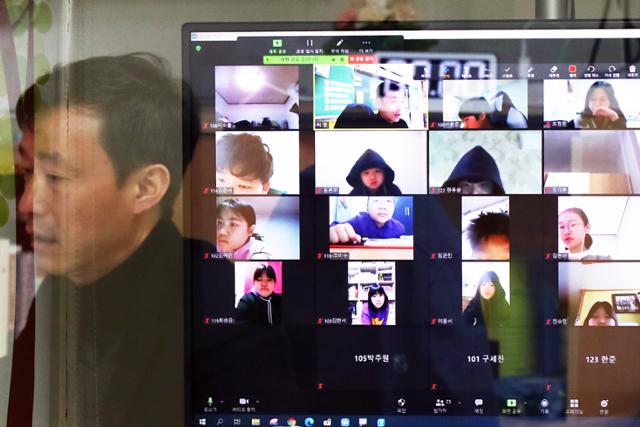 15일 오전 서울 노원구 선곡초등학교에서 허명 선생님이 5학년 1반 어린이들과 1교시 국어수업을 원격으로 진행하고 있다. 신종 코로나바이러스 감염증(코로나19) 3차 유행이 본격화하는 가운데 수도권 소재 각급 학교가 전면 원격수업에 들어간다. 지난 8월 말 수도권 전면 원격수업 이후 3개월 만이다. 수도권 학교는 올해 원격수업으로 1학기를 시작해 원격수업으로 2학기를 끝맺을 전망이다. 뉴스1