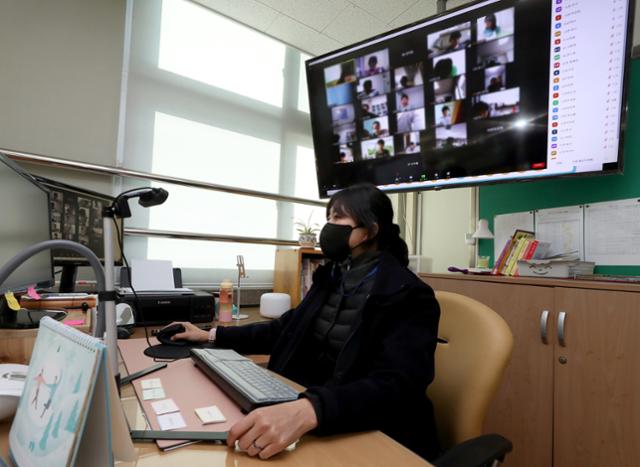 15일 오전 인천 남동구 간석초등학교에서 한 교사가 원격 수업준비를 하고 있다.신종 코로나바이러스 감염증(코로나19) 3차 유행이 본격화하는 가운데 수도권 소재 각급 학교가 전면 원격수업에 들어간다. 지난 8월 말 수도권 전면 원격수업 이후 3개월 만이다. 수도권 학교는 올해 원격수업으로 1학기를 시작해 원격수업으로 2학기를 끝맺을 전망이다. 뉴스1