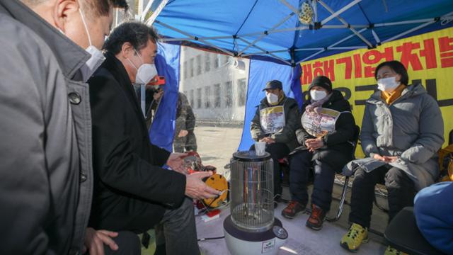 이낙연(왼쪽 두 번째) 더불어민주당 대표가 14일 오후 국회 본청 앞에 설치된 중대재해기업처벌법 제정 촉구 단식농성장을 방문하여 강은미(오른쪽부터) 정의당 원내대표, 고 김용균씨 모친 김미숙 김용균재단 이사장, 고 이한빛 PD 부친 이용관씨와 대화를 나누고 있다. 뉴시스