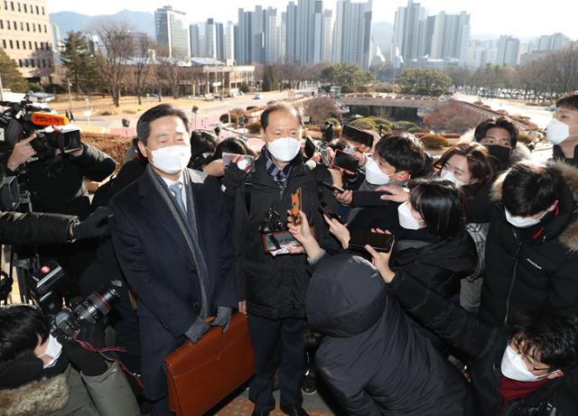 15일 경기 정부과천청사 내 법무부 청사에서 열린 윤석열 검찰총장 징계위원회의 2차 심의에 참석한 윤석열 측 특별변호인 이완규(오른쪽) 변호사와 이석웅 변호사가 취재진 질문에 답하고 있다. 이한호 기자