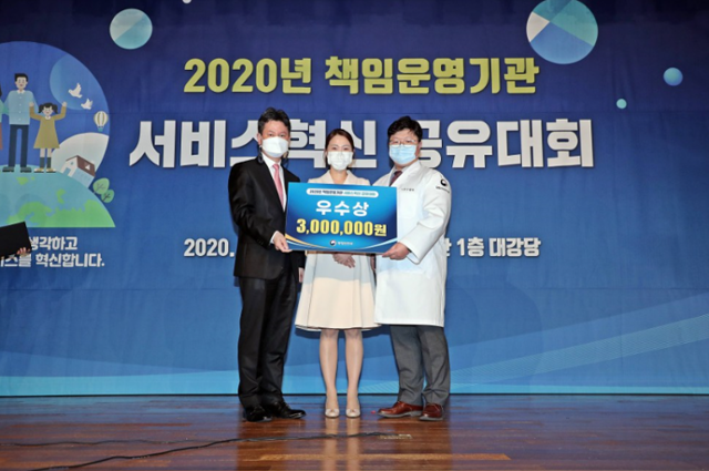 국립산림과학원 이민(오른쪽) 박사가 나무 단열재 개발로 지난달 열린 '2020 책임운영기관 서비스혁신 공유대회' 에서 우수상을 받고 있다. 국립산림과학원 제공