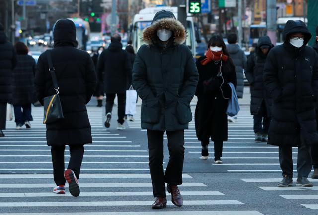 내륙 대부분 지역에 한파특보가 발효된 15일 오전 서울 광화문 네거리에서 두꺼운 옷을 입은 시민들이 발걸음을 옮기고 있다.