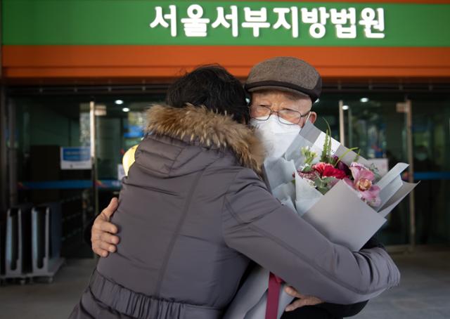 마포구 서울서부지법에서 열린 재심 선고 공판에서 무죄를 받은 박상은 씨가 16일 오후 배우자와 포옹하고 있다. 연합뉴스