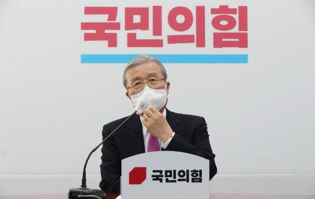 김종인 국민의힘 비상대책위원장이 16일 여의도 국회에서 기자회견을 열고 윤석열 검찰총장 징계에 대한 입장을 발표 하고 있다. 뉴스1