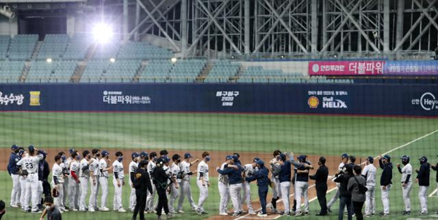 KBO는 2021년 프로야구는 4월 3일 개막한다고 16일 밝혔다. 사진은 지난달 서울 구로구 고척스카이돔에서 열린 한국시리즈 6차전에서 우승을 확정지은 NC 선수들이 코칭스태프와 포옹을 나누고 있는 모습. 뉴스1