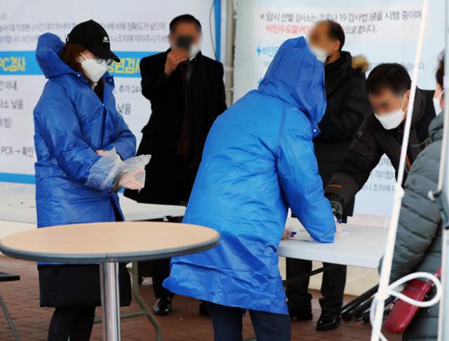 16일 인천 미추홀구 주안역 앞 광장에 선제적 신종 코로나바이러스 감염증(코로나19) 검사를 위해 설치한 임시 선별진료소 모습. 뉴스1