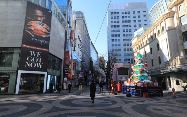 15일 한산한 서울 명동거리 모습. 뉴스1