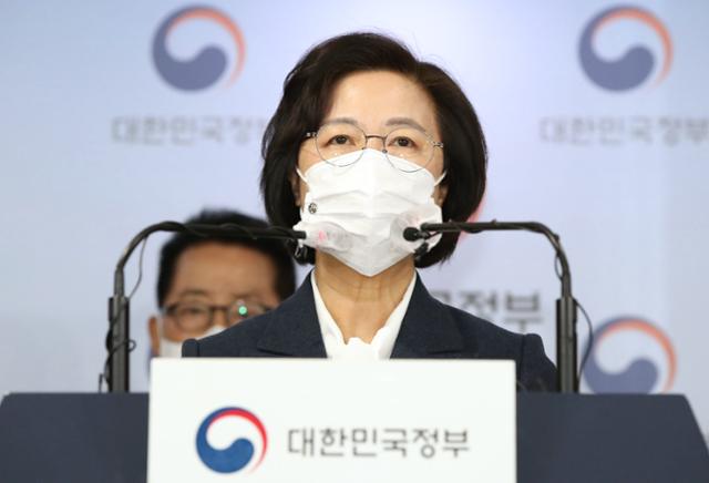 추미애 법무부 장관이 16일 오후 서울 종로구 정부서울청사에서 열린 권력기관 개혁 관련 언론 브리핑에서 발표하고 있다. 추 장관은 브리핑 후 청와대에 들어가 문재인 대통령에게 윤석열 검찰총장 징계를 제청해 재가를 받고 사의를 표명했다. 연합뉴스