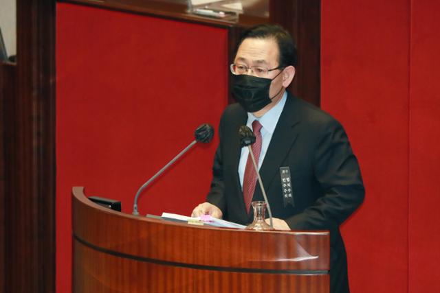 국민의힘 주호영 원내대표가 14일 오후 국회 본회의장에서 필리버스터를 마무리하는 발언을 하고 있다. 연합뉴스