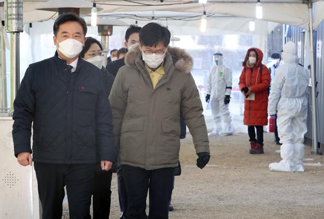 서정협(맨 왼쪽) 서울시장 권한대행이 15일 서울 용산역 앞 광장에 마련된 신종 코로나바이러스 감염증(코로나19) 임시 선별진료소를 둘러보고 있다. 뉴스1