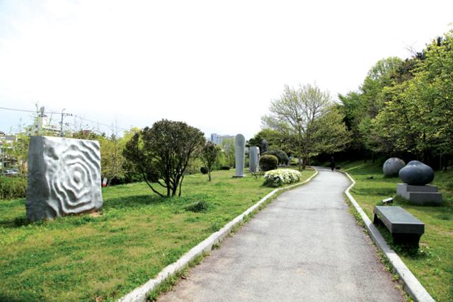 한국전쟁 참전 21개국 조각가 34명의 작품이 전시돼 있는 UN조각공원.