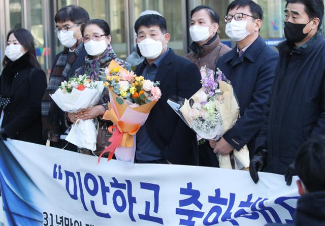 17일 오후 수원지법에서 열린 이춘재 연쇄살인 8차 사건 재심 선고공판에서 재심 청구인 윤성여 씨가 무죄를 선고받고 법원 청사를 나와 담담한 표정으로 질문을 듣고 있다. 연합뉴스.