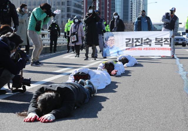 17일 오후 서울 여의도 마포대교에서 희망버스 회원들이 한진중공업 마지막 해고노동자인 김진숙 민주노총 부산본부 지도위원의 복직을 촉구하는 오체투지를 하고 있다. 뉴스1