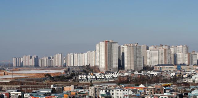 17일 규제 지역으로 묶인 경기 파주 운정신도시 일대 아파트 단지. 뉴스1