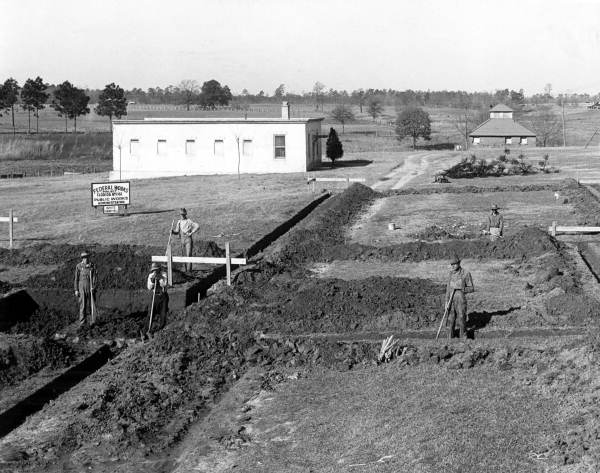 1936년 도지어 소년학교의 '화이트 하우스' 건설 모습. 이 학교에서 벌어진 잔혹한 일들은 소설 '니클의 소년들'의 영감이 됐다. 위키백과