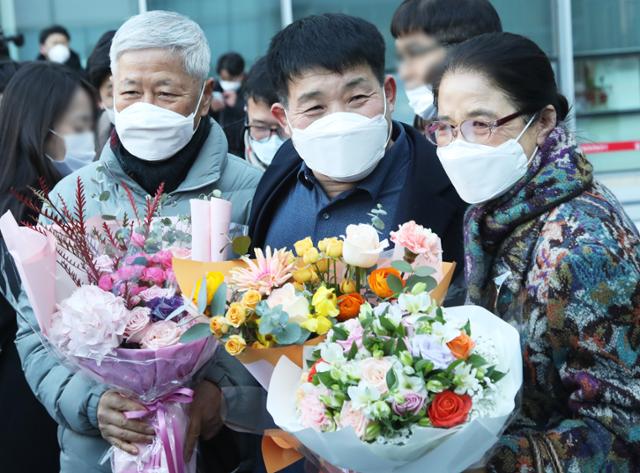 17일 오후 경기도 수원시 영통구 수원지방법원에서 열린 이춘재 연쇄살인 8차 사건 재심 선고공판에서 재심 청구인 윤성여 씨가 무죄를 선고받고 법원 청사를 나와 지인들의 축하를 받고 있다. 수원=연합뉴스