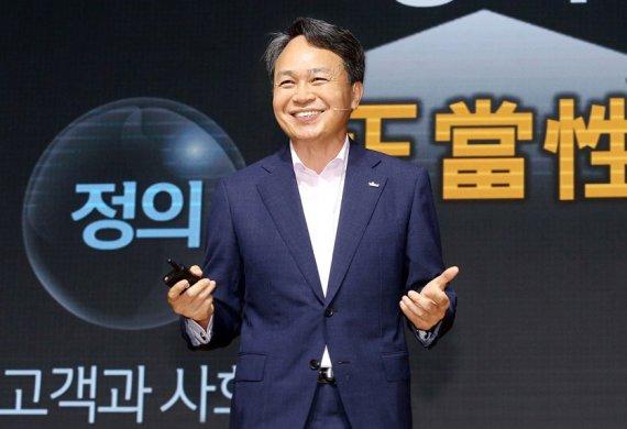 진옥동 신한은행이 7월 '2020 하반기 경영전략회의'에서 하반기 중점 추진 사항에 대해 설명하고 있다. 신한은행 제공