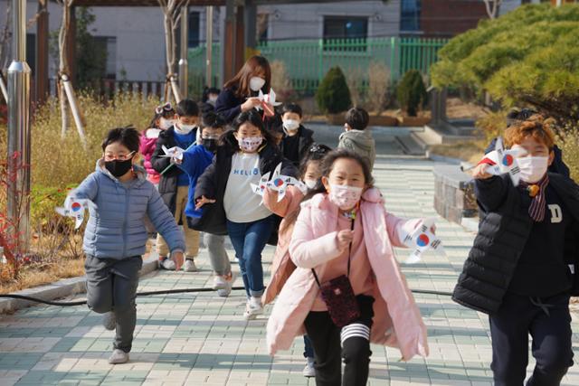 대구 달성군 논공읍 북동초 학생들이 교내에서 태극기 바람개비를 날려보이고 있다. 김재현 기자 k-jeahyun@hankookilbo.com