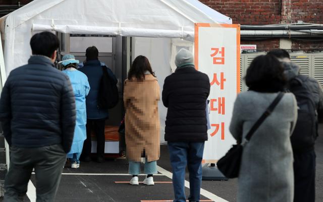 17일 서울 국립중앙의료원 신종 코로나바이러스 감염증(코로나19) 해외출국 선별진료소에서 시민들이 검사를 받기 위해 줄을 서 대기하고 있다. 연합뉴스