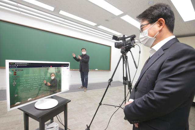 서울 서초구 디지털대성 사옥에서 KT 커스터머신사업본부 김훈배(오른쪽) 전무와 디지털대성 김희선 대표가 KT의 온라인교육플랫폼을 활용해 실시간 강의를 시연해보고 있다. 뉴시스.