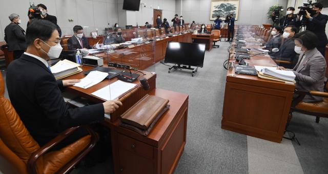 18일 오후 국회에서 고위공직자범죄수사처(공수처)장후보자추천위원회 5차 회의가 열린 가운데, 조재연 위원장이 의사봉을 두드리며 개의를 선언하고 있다. 오대근 기자