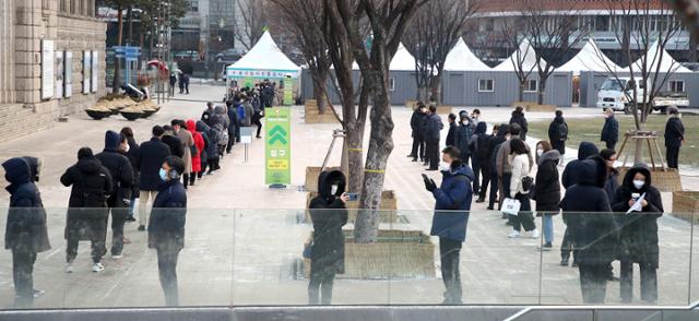 18일 서울 중구 서울광장에 설치된 중구 임시 선별검사소에서 시민들이 검사를 받기 위해 줄을 서고 있다.