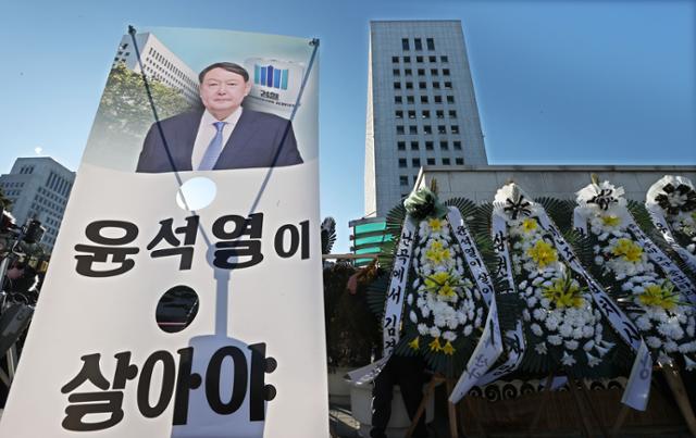 17일 서울 서초구 대검찰청 청사 앞에 윤석열 검찰총장을 응원하기 위해 보수단체가 설치한 화환이 놓여있다. 연합뉴스