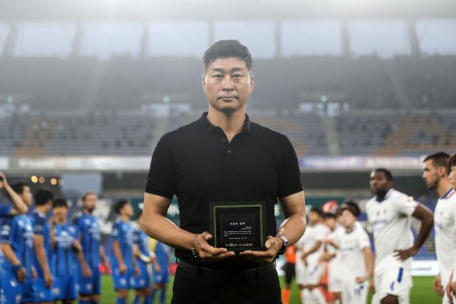 김도훈 울산 감독이 8월 울산문수축구경기장에서 열린 하나원큐 K리그1 수원삼성과의 경기에서 7월 이달의 감독상을 수상하고 있다. 프로축구연맹 제공