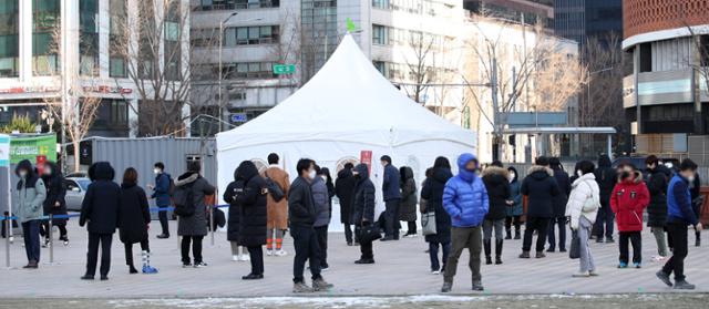 18일 서울광장에 설치된 중구 임시 선별검사소에서 시민들이 코로나19 검사를 받기 위해 줄을 서고 있다. 뉴시스