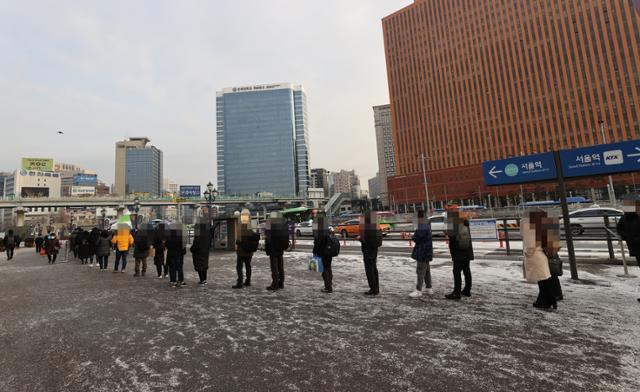 지난 17일 오전 서울역 광장에 설치된 중구 임시 선별검사소에서 시민들이 코로나 19 검사를 받기 위해 차례를 기다리고 있다. 연합뉴스