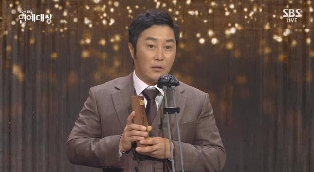 '2020 SBS 연예대상' 김병만이 '정글의 법칙'의 골든콘텐츠상을 대표로 수상했다. SBS 캡처