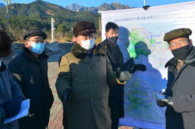 김덕훈 북한 내각총리가 금강산 관광지구의 개발사업을 현지에서 점검했다고 노동당 기관지 노동신문이 20일 전했다. 노동신문 홈페이지 캡처 뉴스1