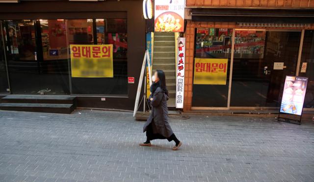 신종 코로나바이러스 감염증(코로나19) 신규 확진 환자가 늘어나면서 거리는 썰렁해졌다. 지난 20일 오후 서울 중구 명동 거리를 걷는 여성 옆으로 임대 문의 안내문이 부착돼 있다. 뉴시스