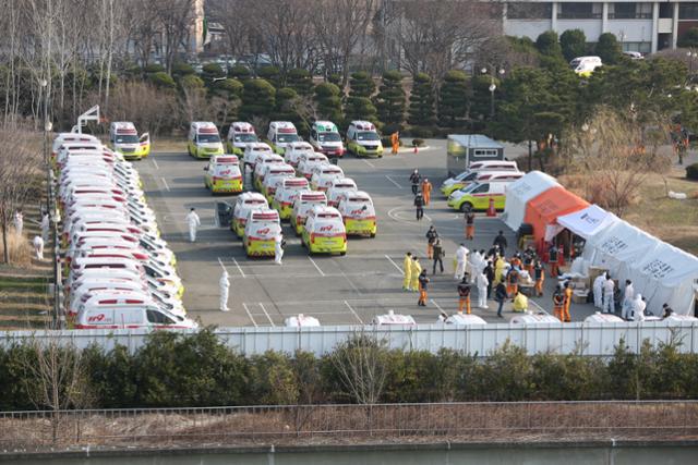 전국에서 대구로 집결한 구급차량들이 비상출동을 위해 대기하고 있다. 대구소방안전본부 제공