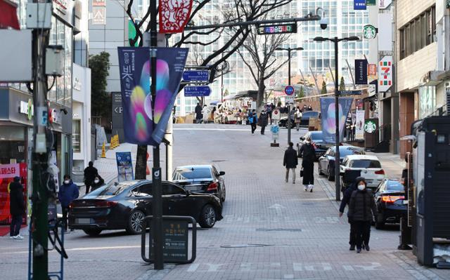 코로나 19 확산세가 계속되고 있는 20일 오후 서울 명동 거리가 한산하다. 연합뉴스