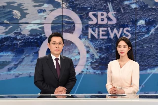 주말 SBS 8시 뉴스 앵커인 김용태 앵커(왼쪽)와 주시은 아나운서 . SBS 제공