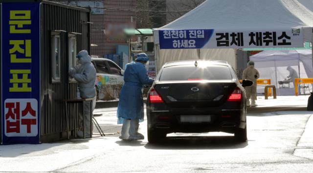 시민들이 18일 경기 김포시 사우동 김포시종합운동장에 설치된 임시 선별진료소(드라이브 스루)에서 검체 검사를 받고 있다. 김포=뉴스1